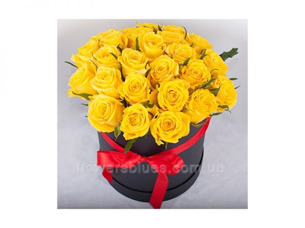 жовті троянди в коробці